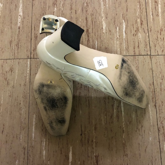 J. Renee Embroidered cream pumps 9.5 FLAW - Picture 3 of 6